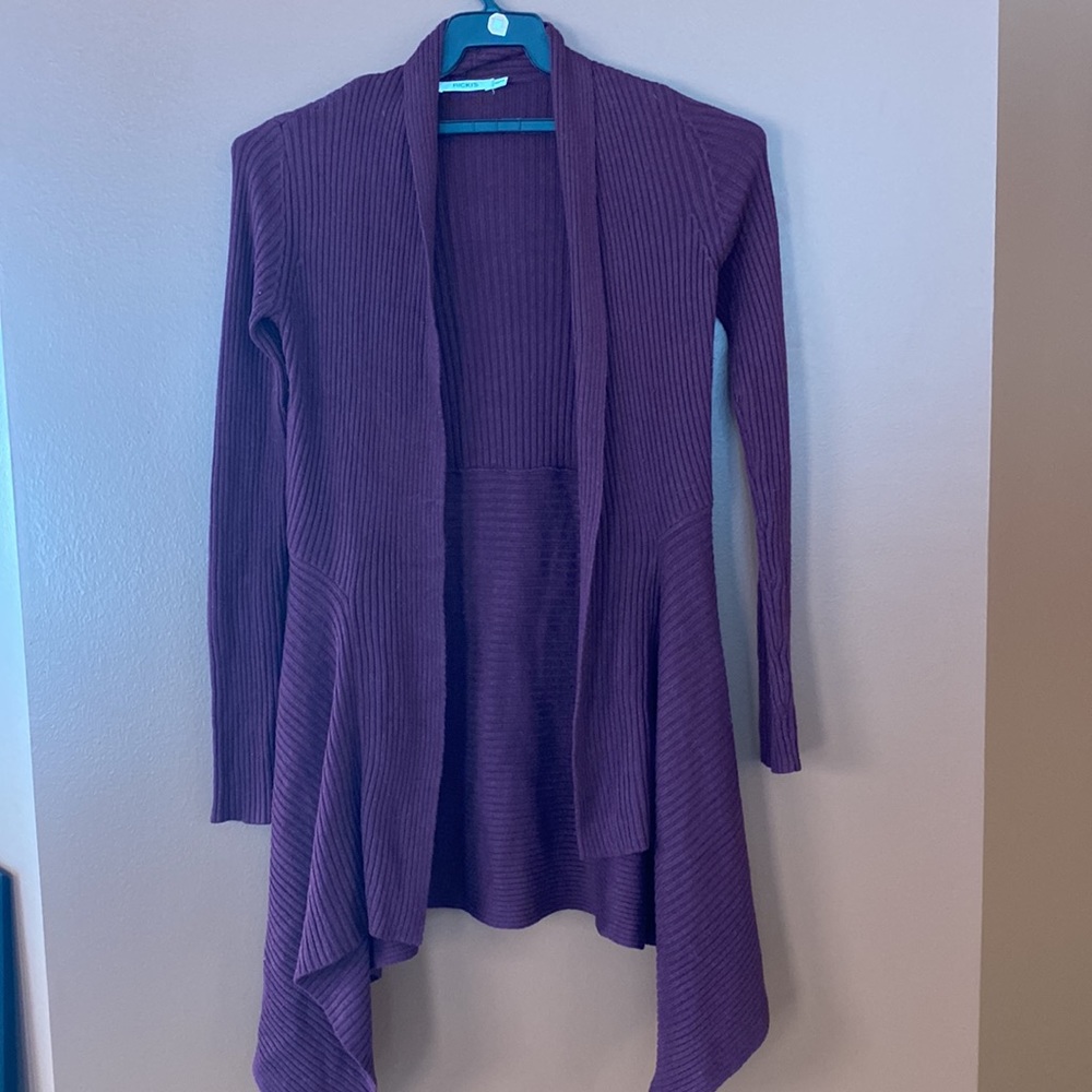 Ricki’s shawl type sweater in beautiful burgundy, colour in size XS.